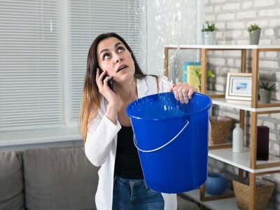 Протечка с крыши - типичная проблема для многих Санкт-Петербуржцев.