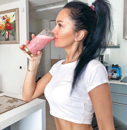 Вместо завтрака - фруктовый смузи.