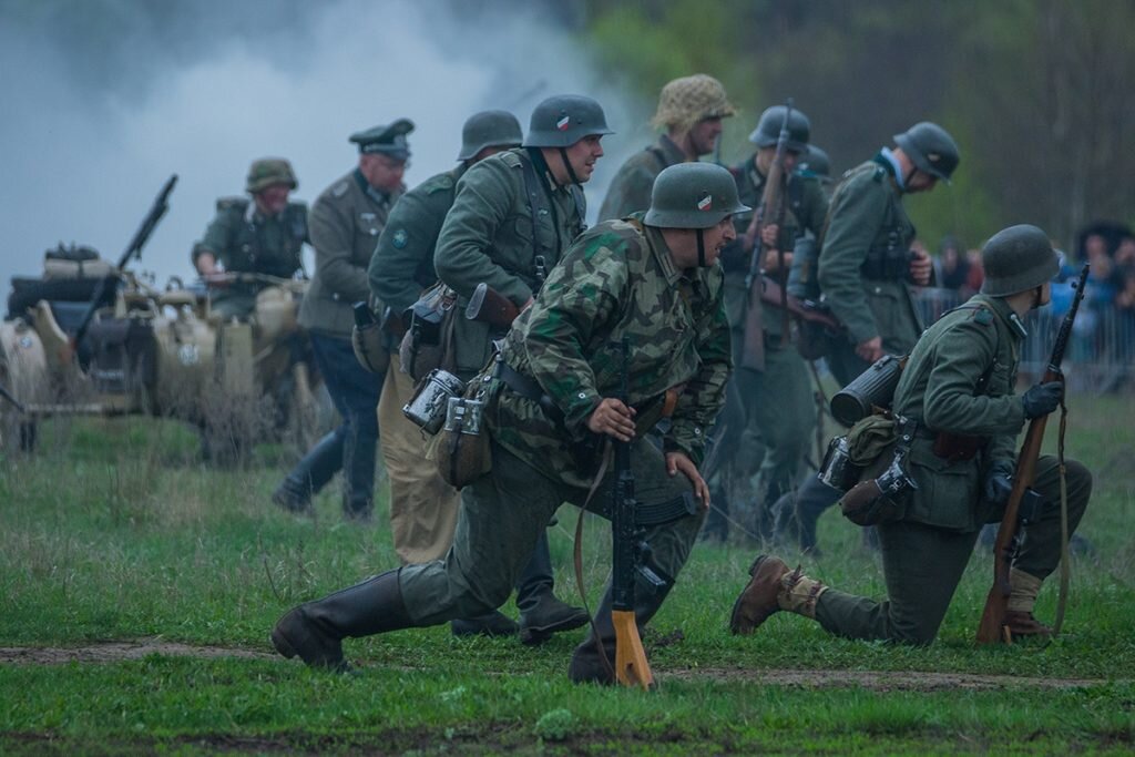 Солдаты шли в последний бой. Военно-историческая реконструкция "бой за деревню Корпикюля - год 1941",. Военно-историческая реконструкция последний бой. Солдаты вермахта реконструкторы. Военная реконструкция.