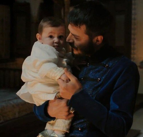 Шехзаде Мустафа и маленькая Нергисшах. Кадр из сериала "Великолепный век"