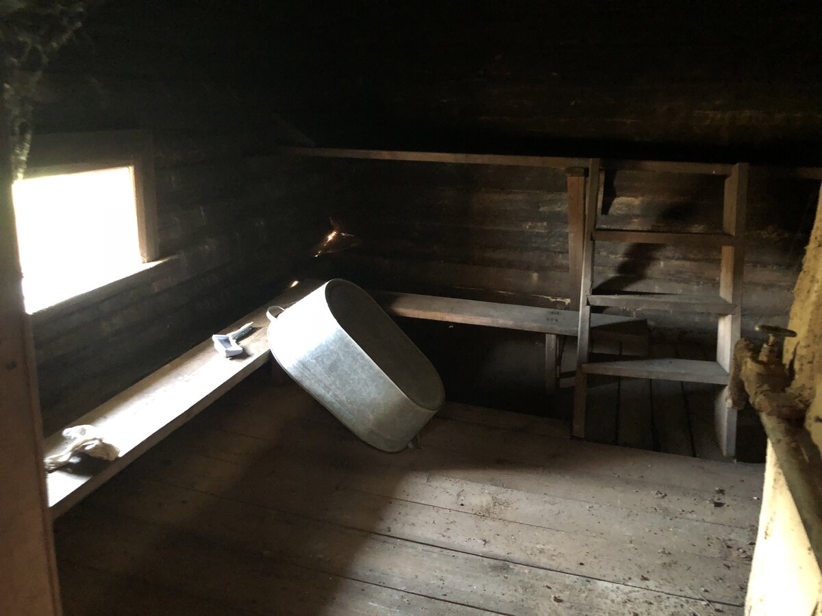 А это деревенская баня – в старом срубе.