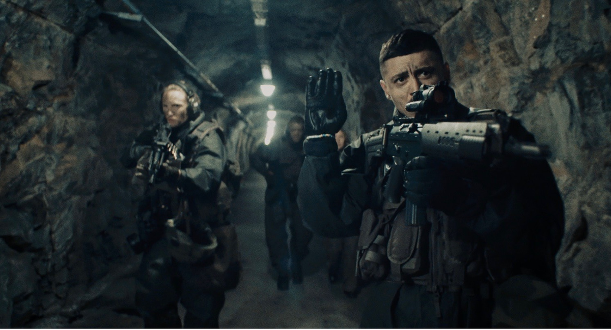 - Эй, кто тут из вас снимался в новом популярном сериале "Чернобыль", поднимите руку!.. Вижу, спасибо!