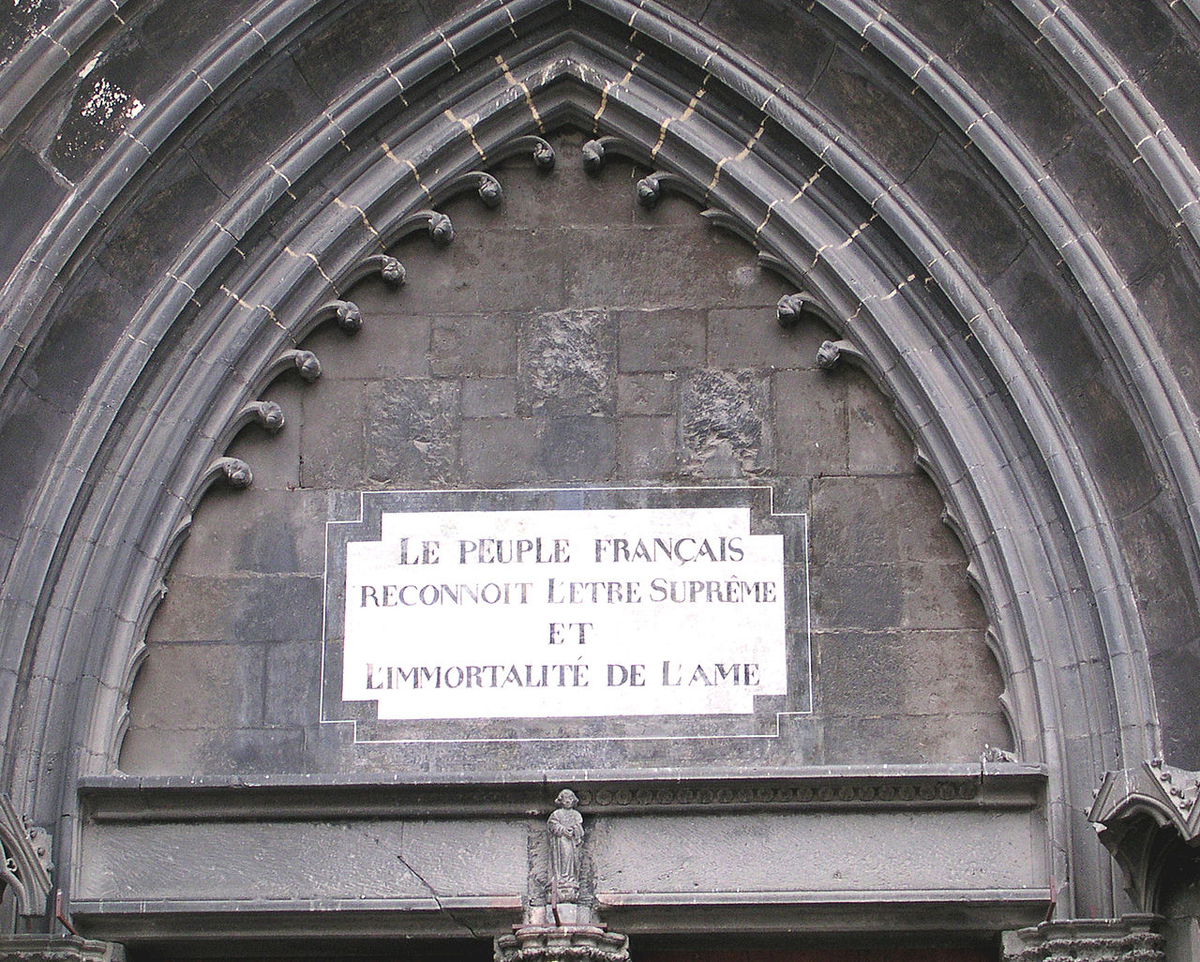 „Френският народ признава съществуването на Върховното същество и безсмъртието на душата“. Надписът на фронтона на съборната църква в Клермон-Феран е възстановен при реставрацията ѝ