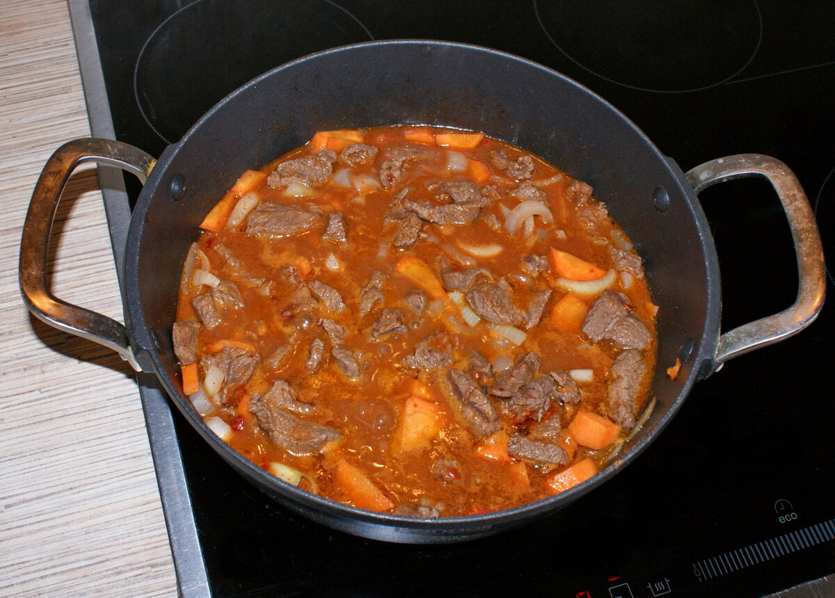 Говядина с морковью и луком тушатся на медленном огне. Фото автора статьи. 