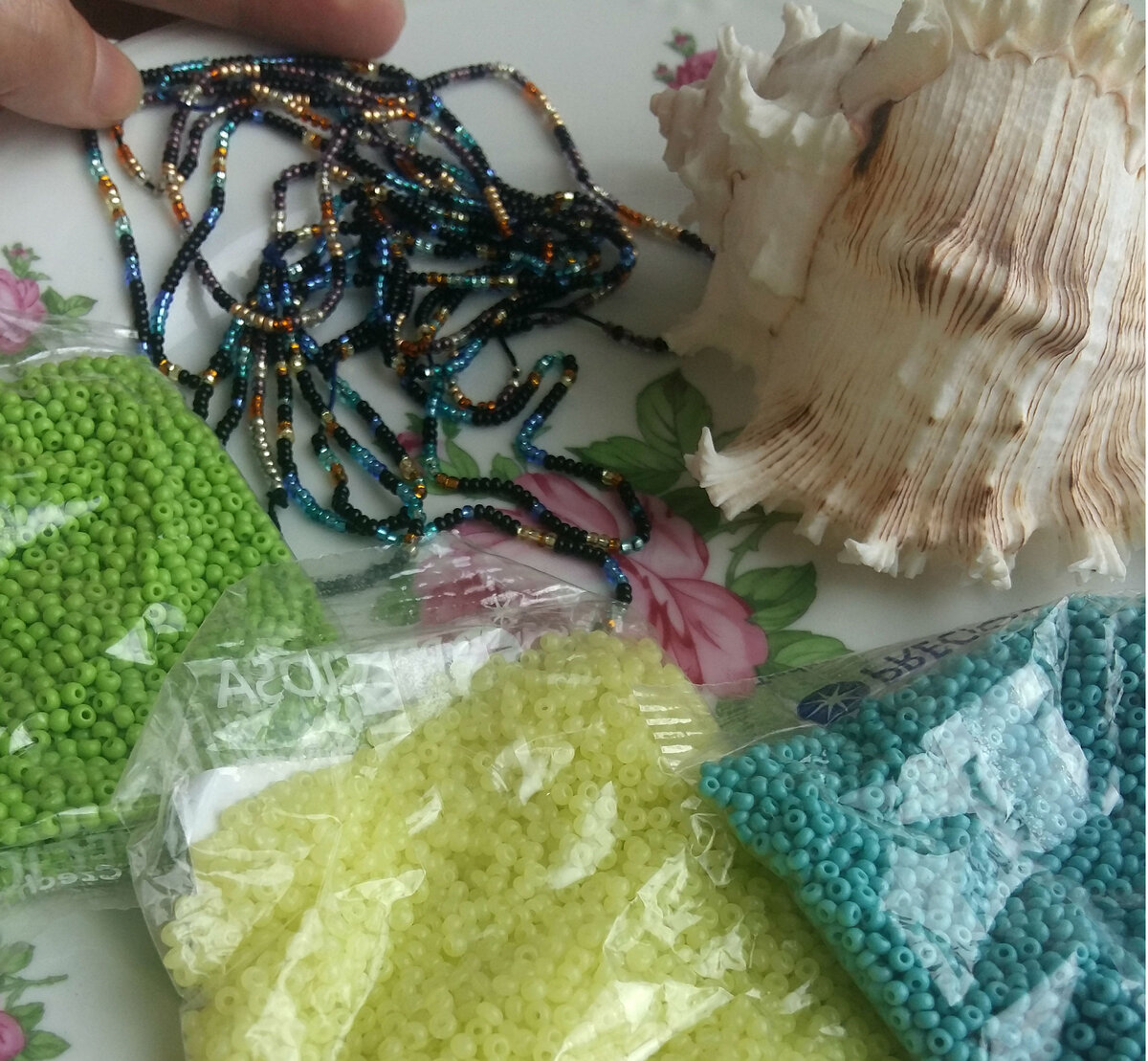 На фото представлен чешский бисер Preciosa. Матовое стекло.