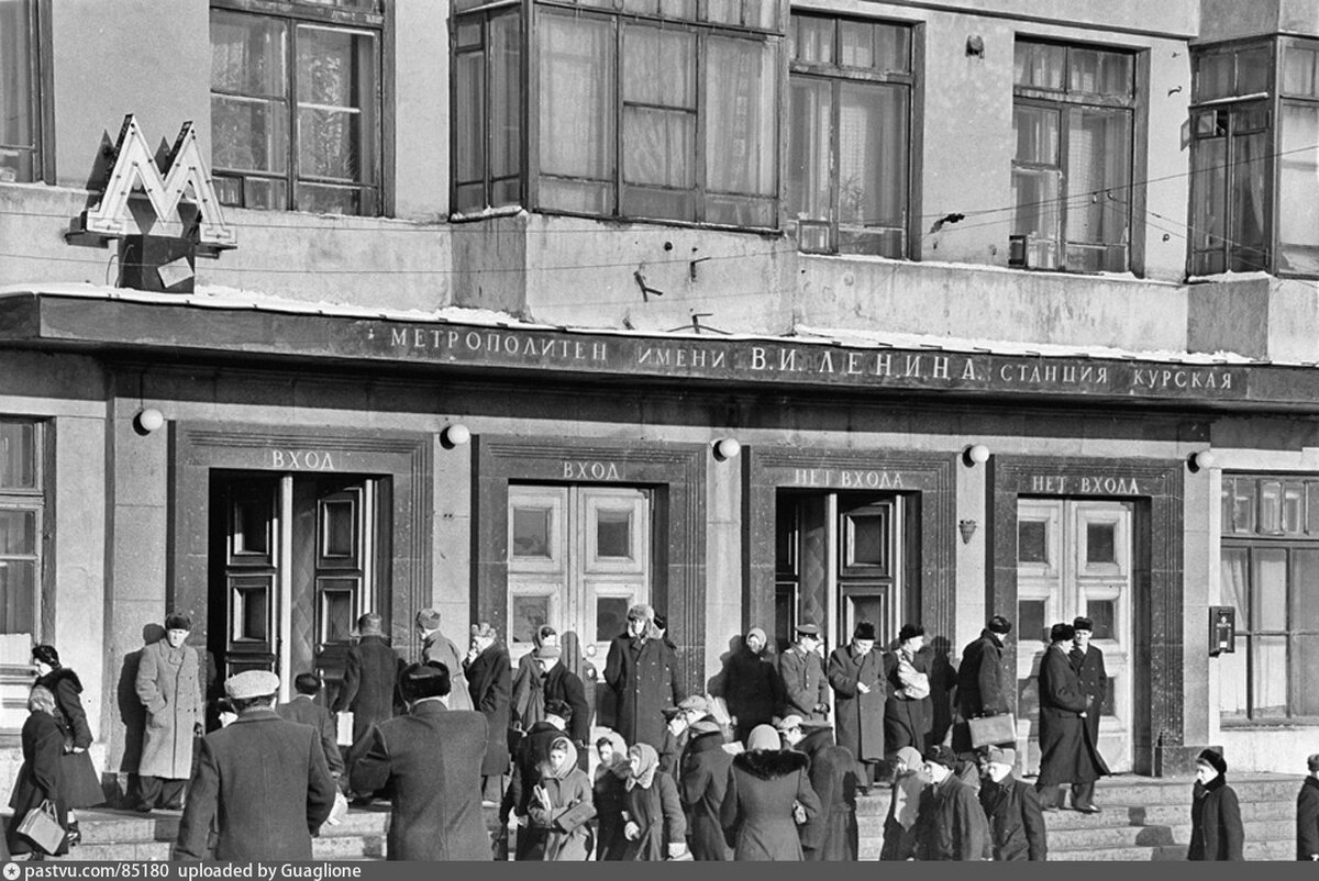 Жилой дом с вестибюлем станции метро "Курская", 1956 г. Фото В. Великжанина