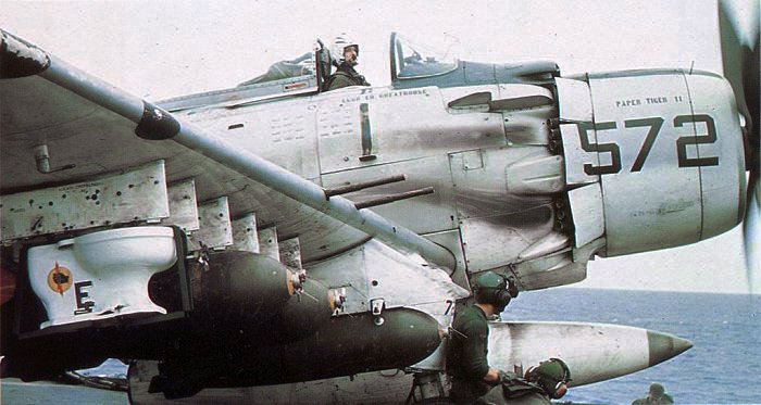 Так называемое "Изделие" под крылом штурмовика Douglas A-1 Skyraider с бортовым номером 572 эскадрильи VA-25.