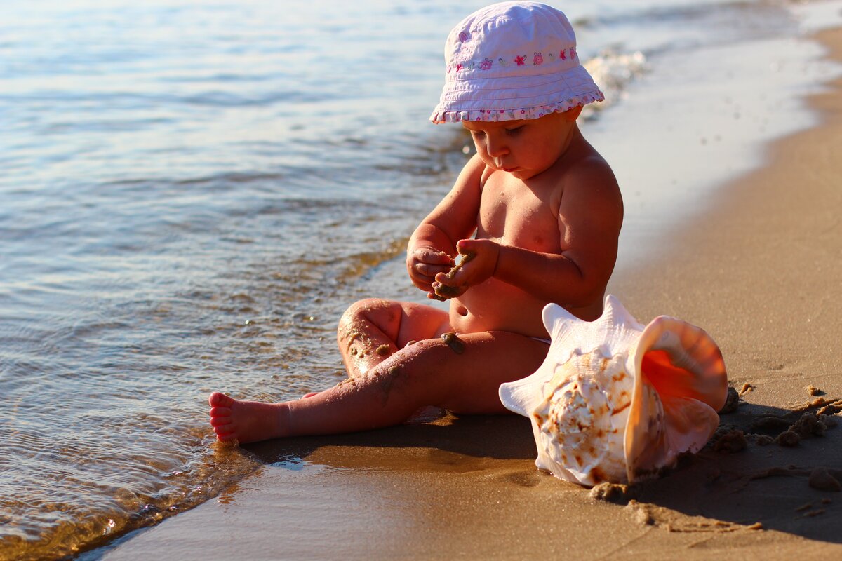До скольки лет можно ходить ребёнку голым по пляжу? А вдруг маньяк рядом!?  | ДЕТСАД НАИЗНАНКУ | Дзен