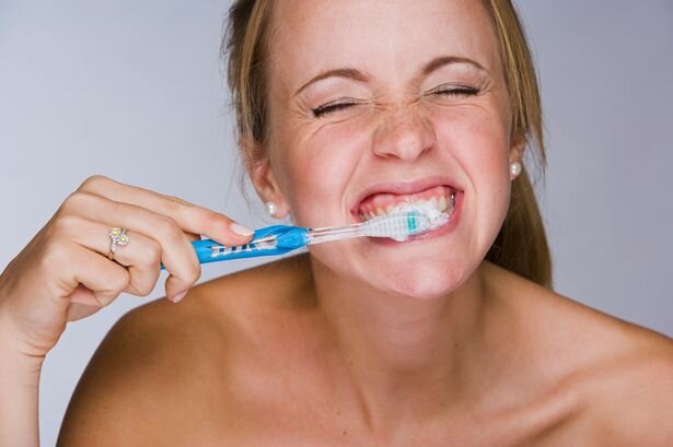 Женщина во время чистки зубов успевает вымыть раковину