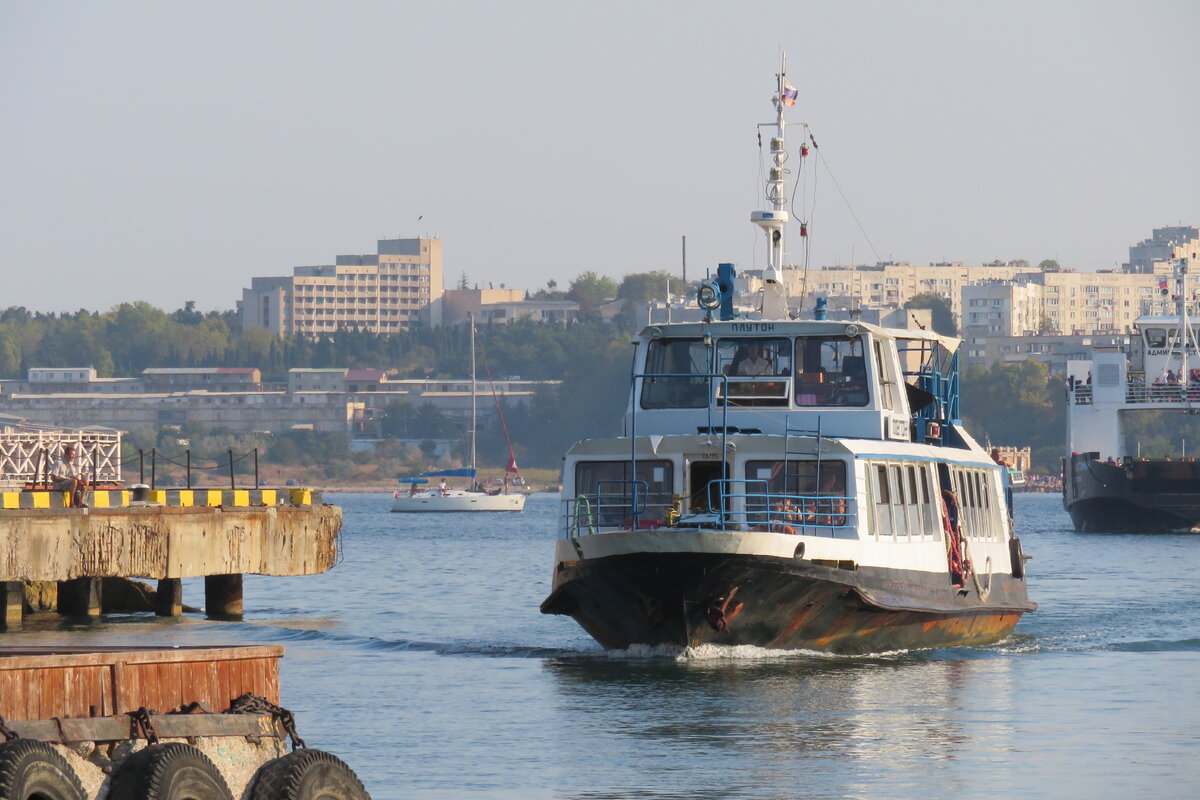 Катер, курсирующий по бухте