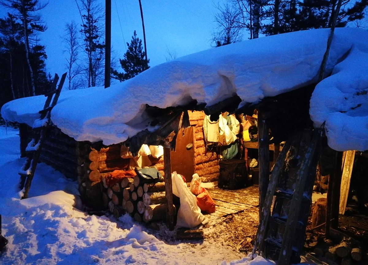 Рыбацкая изба в тайге