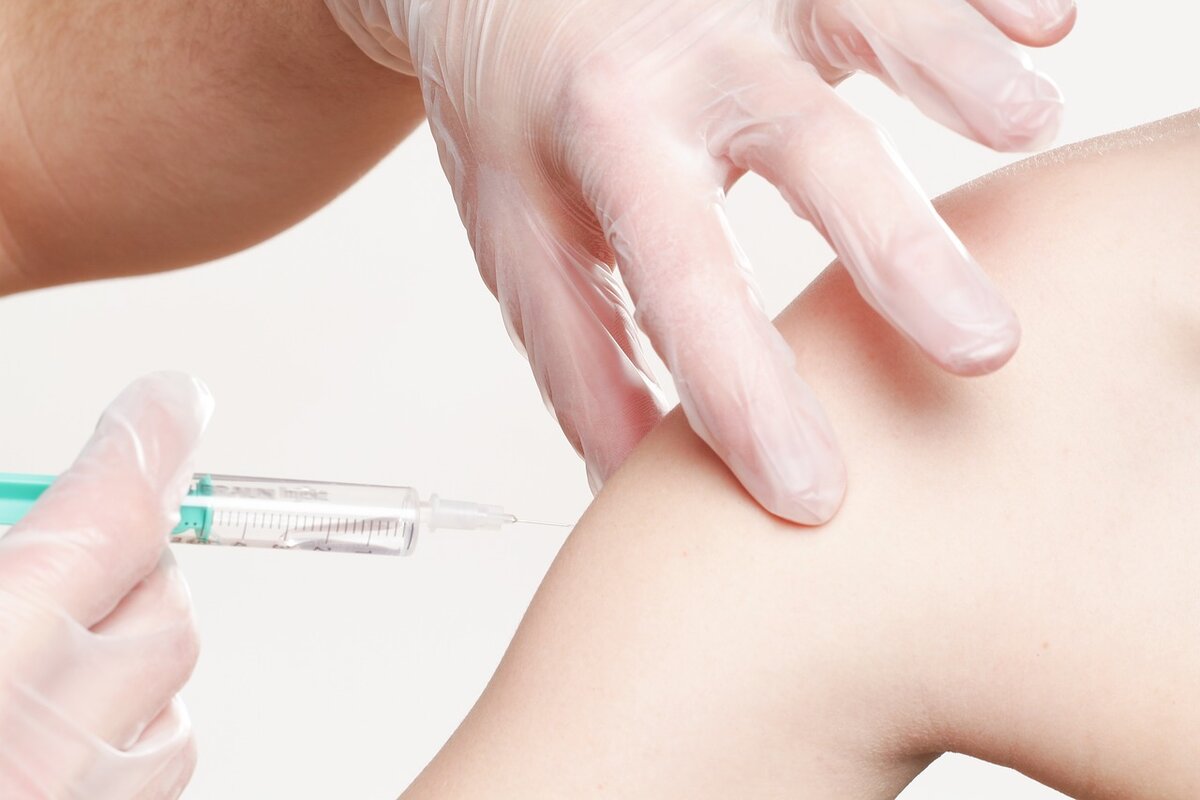 https://cdn.pixabay.com/photo/2017/09/06/20/35/vaccination-2722937_1280.jpg