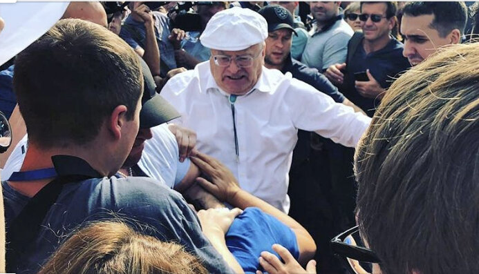 Охрана оттаскивает украинца