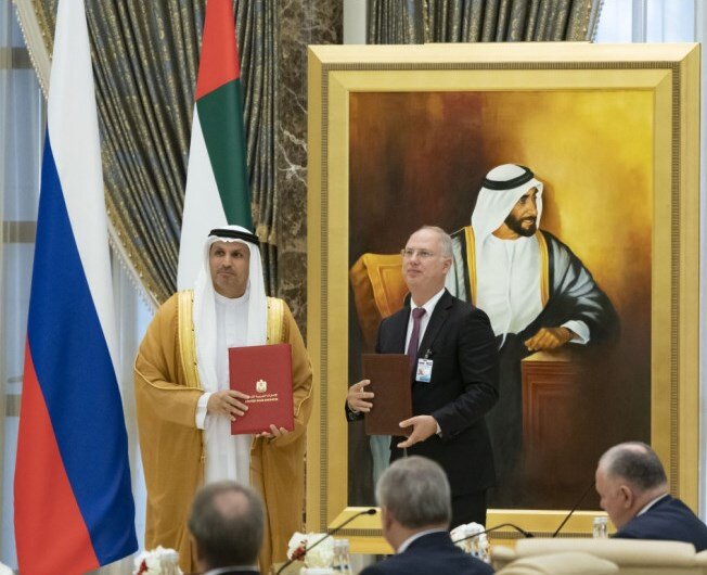 Кирилл Дмитриев и Халдун Халифа Аль-Мубарак во время церемонии обмена папками