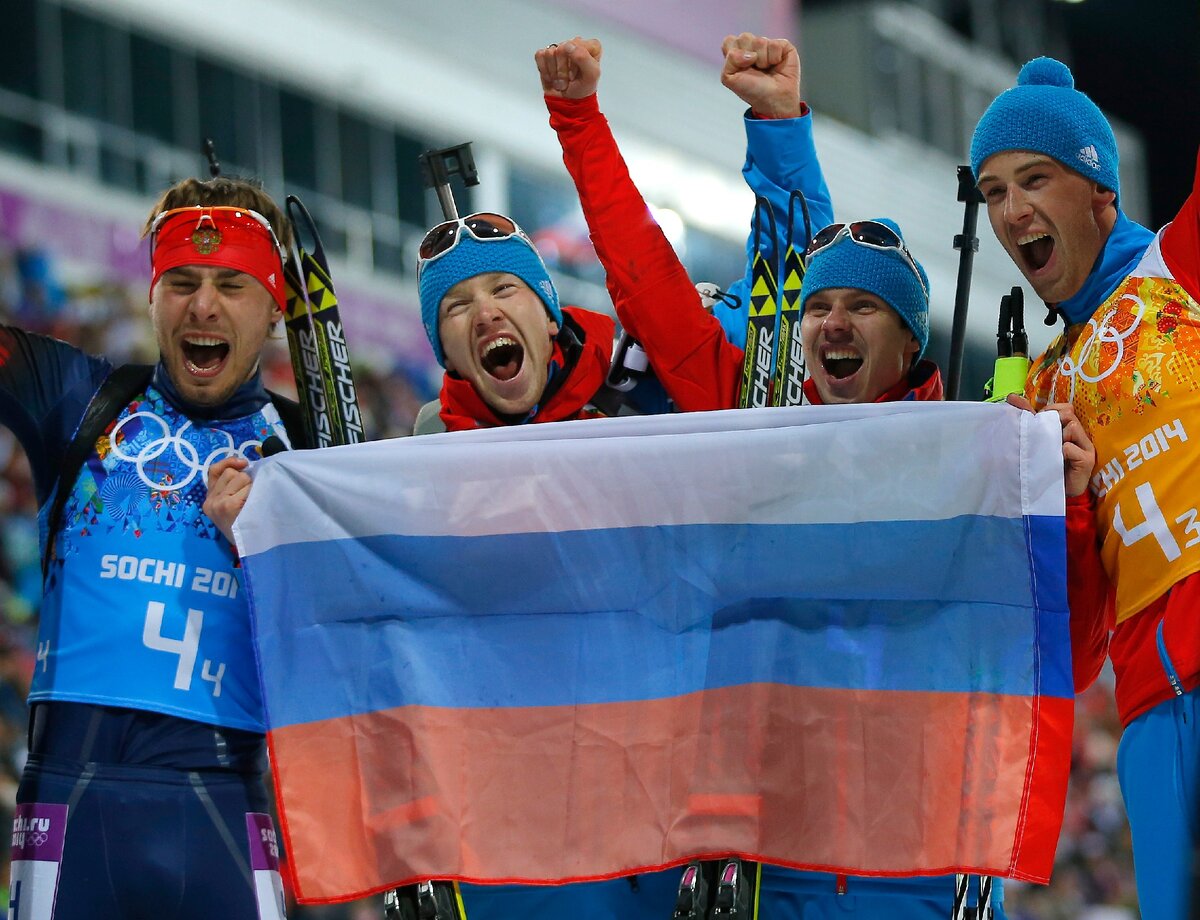 Побеждает спорт. Сочи 2014 биатлон сборная России. Сочи 2014 биатлон эстафета мужчины. Победа сборной России по биатлону в эстафете на Олимпиаде в Сочи. Победа России биатлон Сочи 2014.