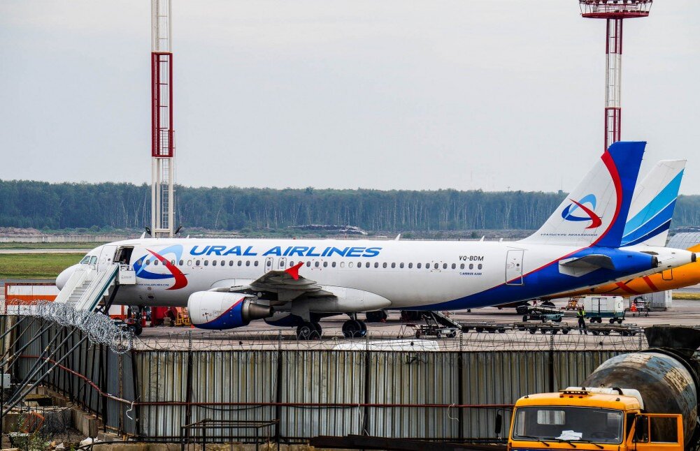 Авиакомпании омска. А320 Уральские. Аэробус а320 Уральские. Airbus a320 Уральские авиалинии. А320 самолет Уральские авиалинии.