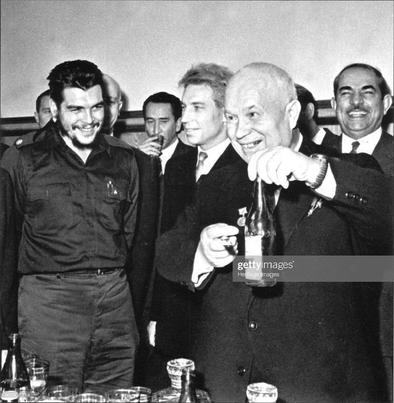 Глава правительственной экономической миссии Кубы Эрнесто Че Гевара и Н. С. Хрущев в посольстве Республики Кубы в Москве. Август 1962 года. 