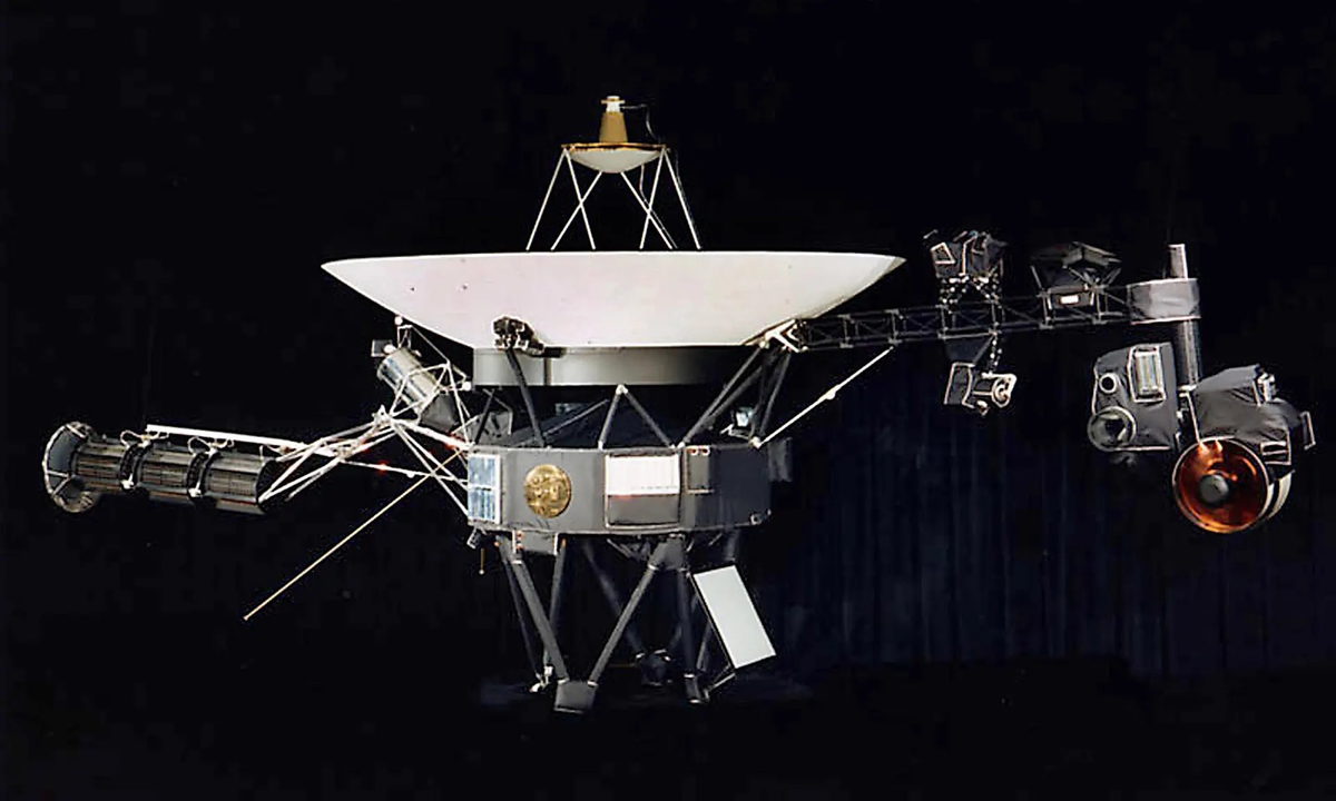Аппараты Voyager 1 and Voyager 2 были запущены в 1977. NASA