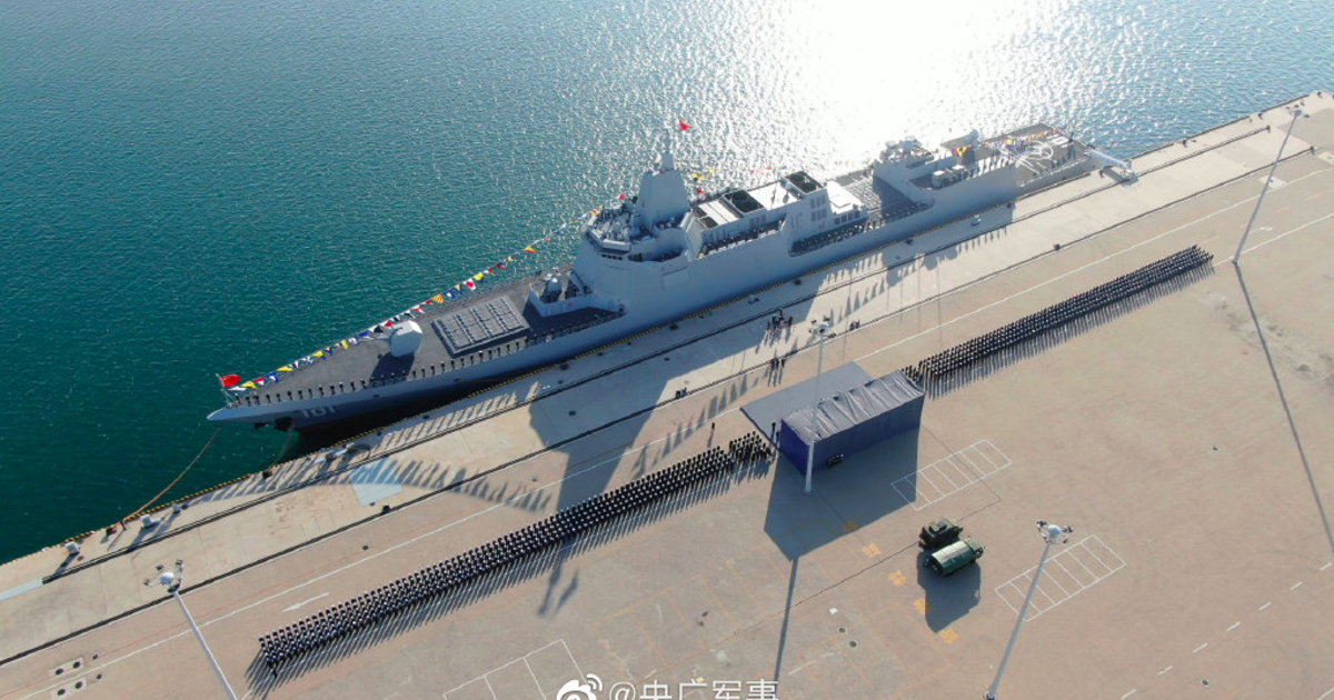 Церемония введения в строй головного эсминца тип 055.