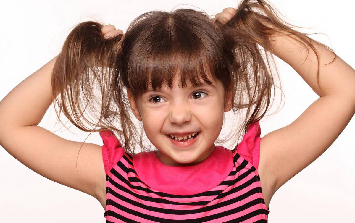 Накручивание волос на палец или их выдергивание у детей связано с  с необходимостью сбрасывать перевозбуждение