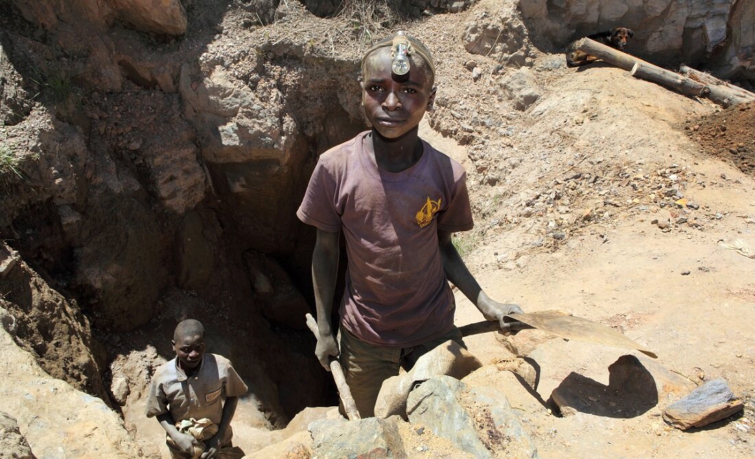 Подросток на кобальтовых шахтах в Конго. В сети оказалось много таких фото. Есть и с детьми на шахтах. Фото с Papajust.livejournal.com