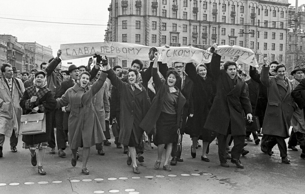 Стихийная демонстрация в честь полета Юрия Гагарина в космос. Сергей Смирнов, 12 апреля 1961 года, г. Москва, ул. Горького, ОАО «Газета Известия».