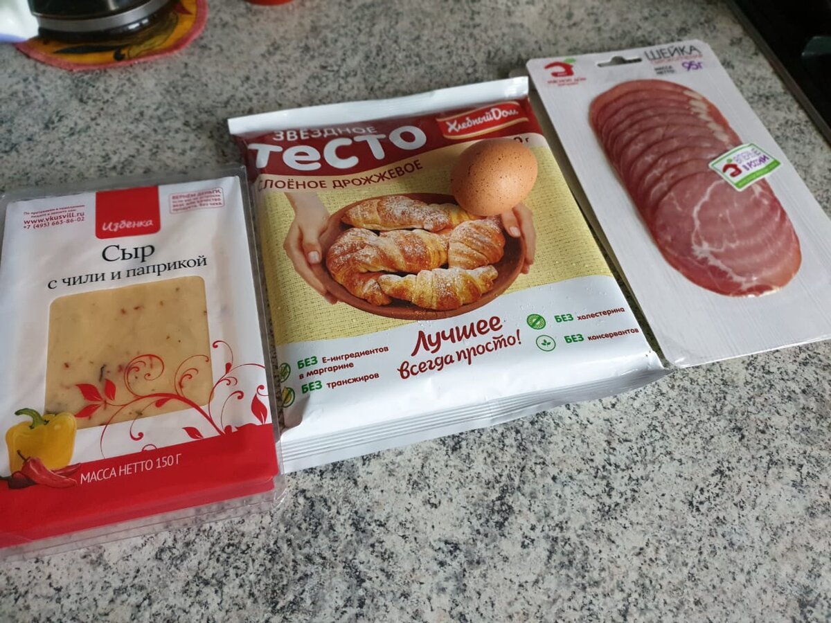 Рулетики с сыром и сырокопченым мясом.