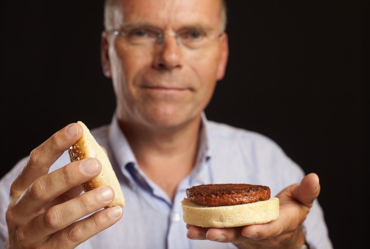Главный научный сотрудник Mosa Meat Марк Пост – ученый, который стоит за созданием первого в мире гамбургера без убоя и известен как «отец культивируемого мяса». В 2006 году профессор Пост загорелся идеей создания культивируемого мяса и поставил перед собой задачу изменить привычный способ производства мяса. В 2013 году в Лондоне он впервые представил свое изобретение и по сей день работает над его оптимизацией. Источник фото: Mosa Meat 