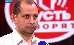 Марат Хайруллин думает, что люди помогут компенсировать украденные из банка 23 миллиона (кадр из передачи "Пусть говорят").