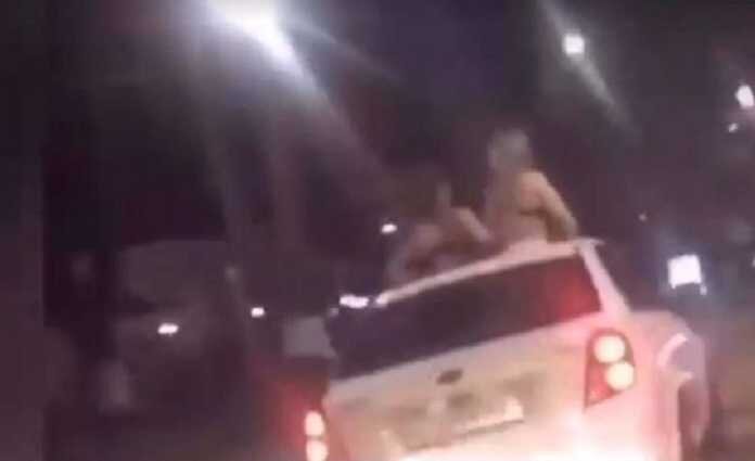 Yarim yalang'och qizlar mashina lyukidan chiqqan holda