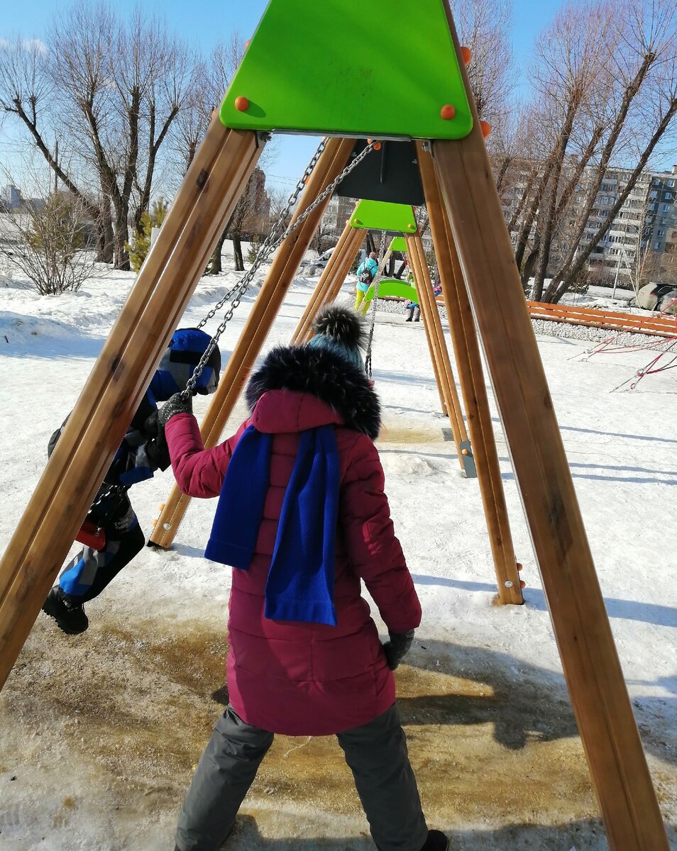 На качелях.