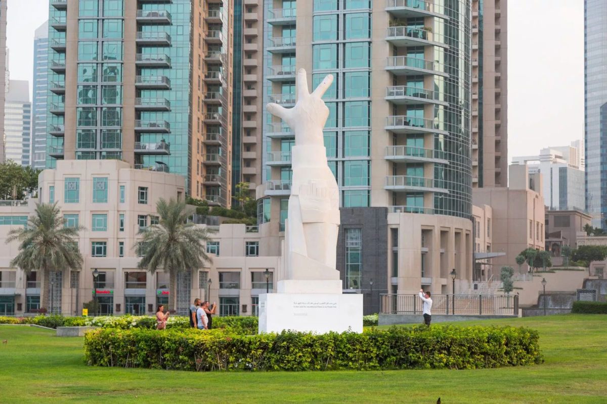 Где находится монумент парфюмницы страна. Burj Park Дубай. Монумент парфюмницы Доха. Емошион Дубаи парк. Памятники в Доха.