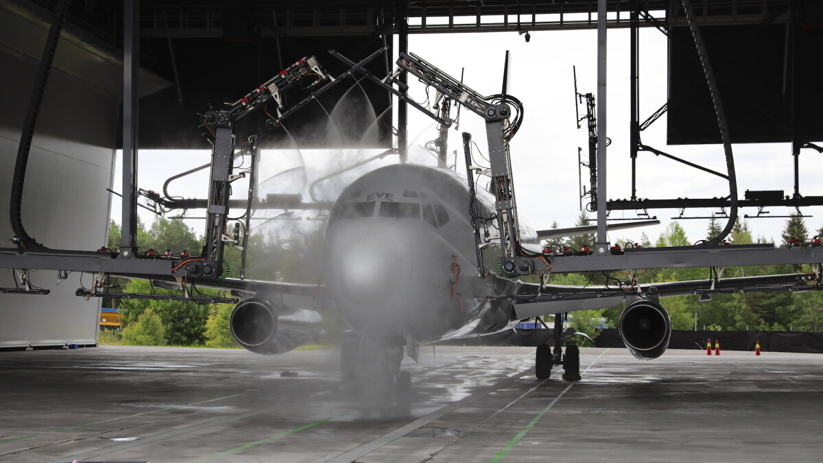 Мойка воздушных судов. Авиация дальнего востока хабаровск. Самолет в аэропорте хабаровск. Боинг реактивный самолет. Моем самолеты.