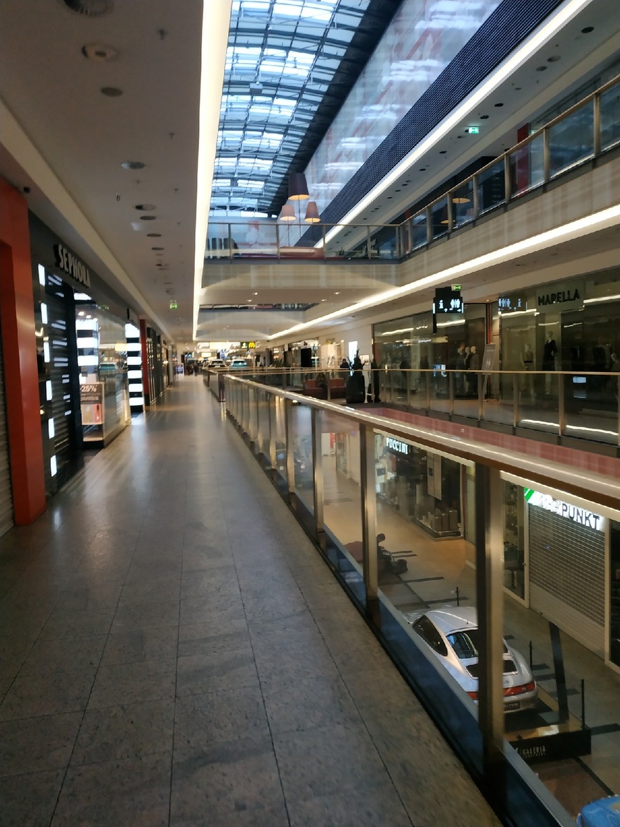 Торговый центр Galeria Krakowska. Люди есть, но магазины закрыты.