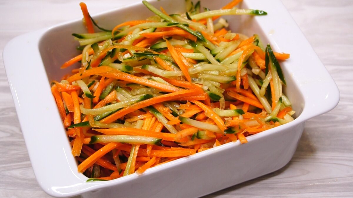Лоба салат. Морковный салат с огурцами. Салат с морковью и огурцом свежим. Салат с морковкой и огурцом свежим. Морковный салат со свежим огурцом.