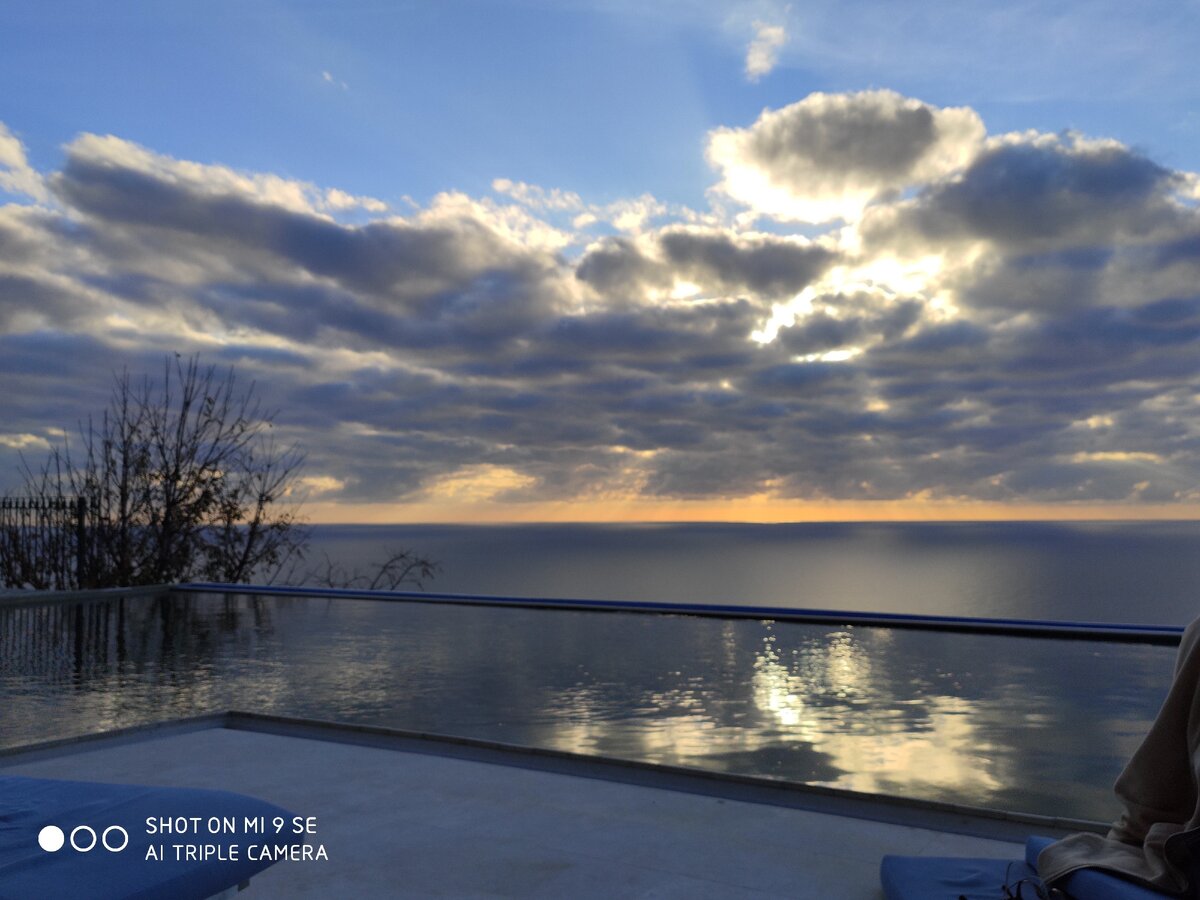 У бассейна в нашем ареале.