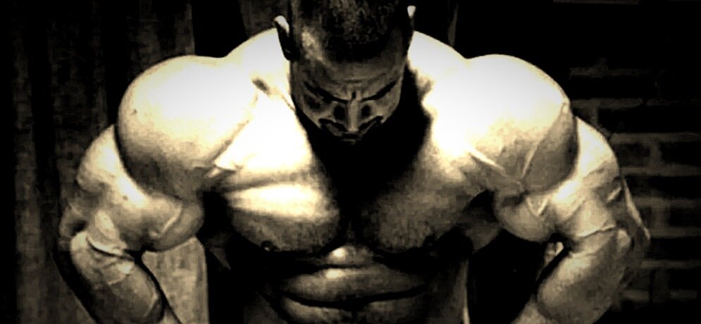 Дельтовидные мышцы бодибилдера