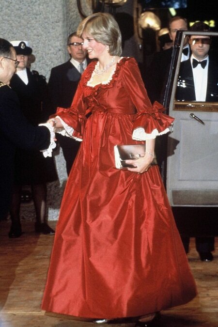 В атласном вечернем платье от David Sassoon на гала-концерте "The Night of Knights" – 1982 год, Диана беременна Уильямом