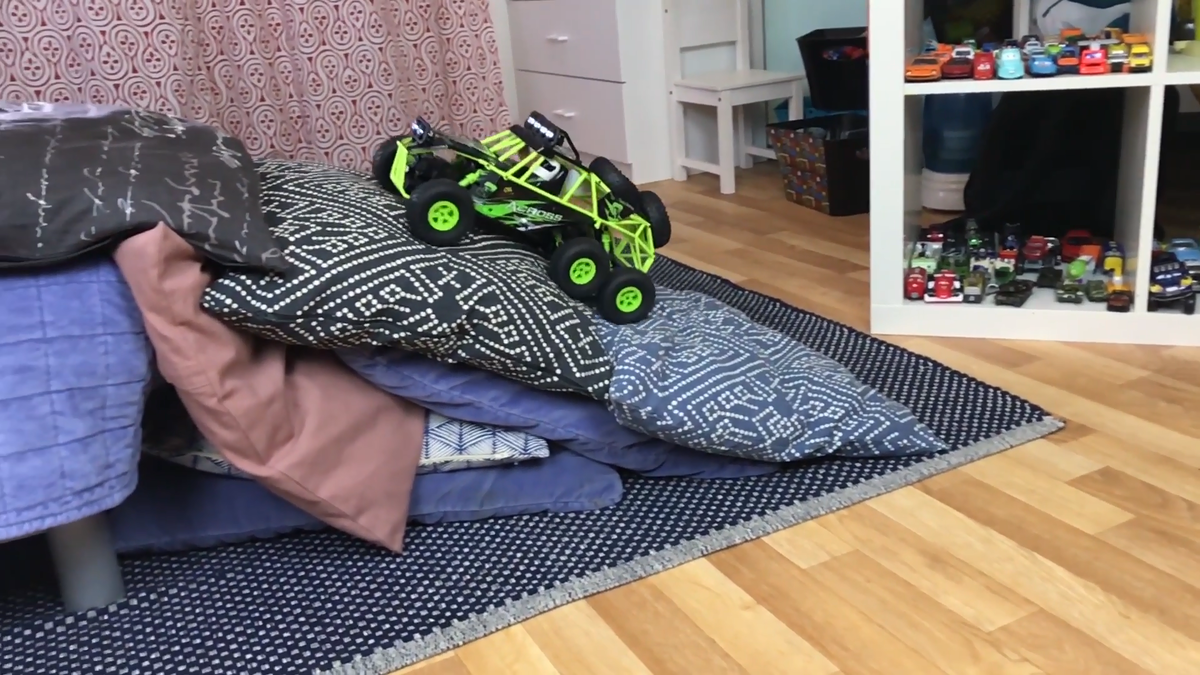 Развлекаемся на карантине с радиоуправляемой машинкой