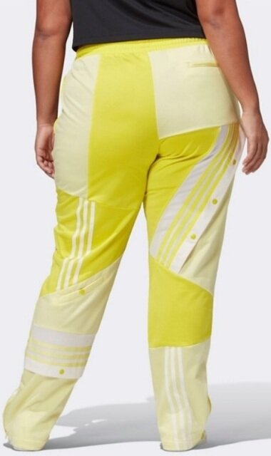 Лимонные брюки на женщине плюс сайз