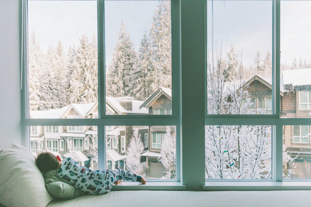 Look out the window it snows. Собака на подоконнике смотрит в окно. Look out the window it snows. Снег окно сердце. Зимнее окно для детей.