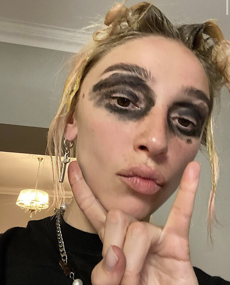 Наказание Насти Ивлеевой «Панки хой, коронавирус отстой». Фото из Инстаграмма Анастасии.