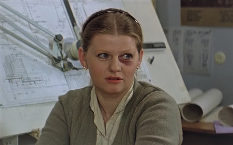 Кадр из фильма "Самая обаятельная и привлекательная" 1985 г