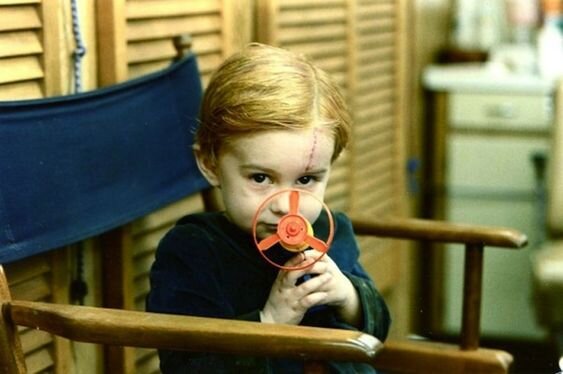 Мико Хьюз на съемках фильма "Кладбище домашних животных"