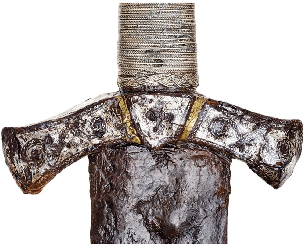 В могилах воинов было найдено много оружия, в том числе мечи с богато украшенной рукоятью