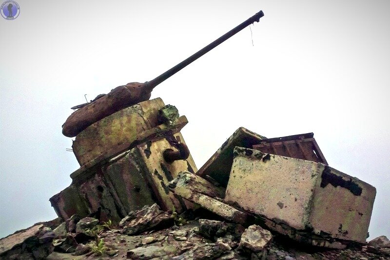 Курилы: Разбитый штормами советский взвод танковых башен 