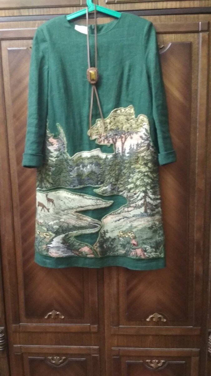 А эти фотографии Юлия прислала для понимания, как она использует гобелены для украшения одежды.