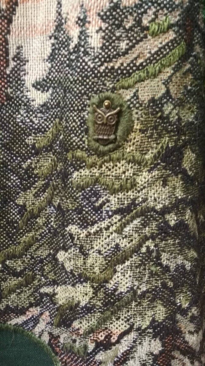 А эти фотографии Юлия прислала для понимания, как она использует гобелены для украшения одежды.