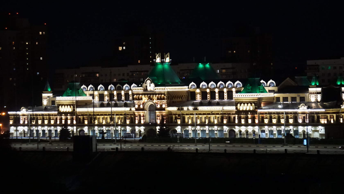 Стиль постройки, так называемый неорусский, стал необычайно популярен в России в годы правления императора Александра III (1881 - 1894). Фото автора