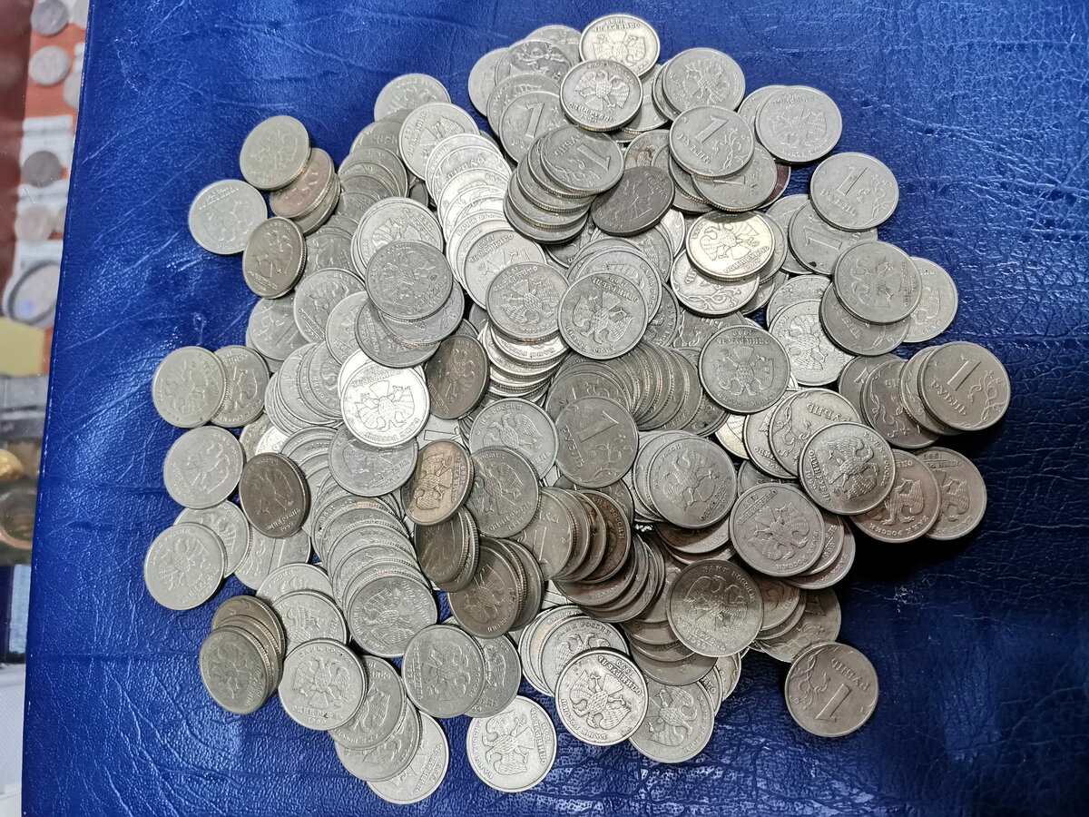 В кошельке лежало 92 рубля мелочи пятирублевые. Монеты. Мелочь рубли. Деньги монеты. Мелочь монеты.